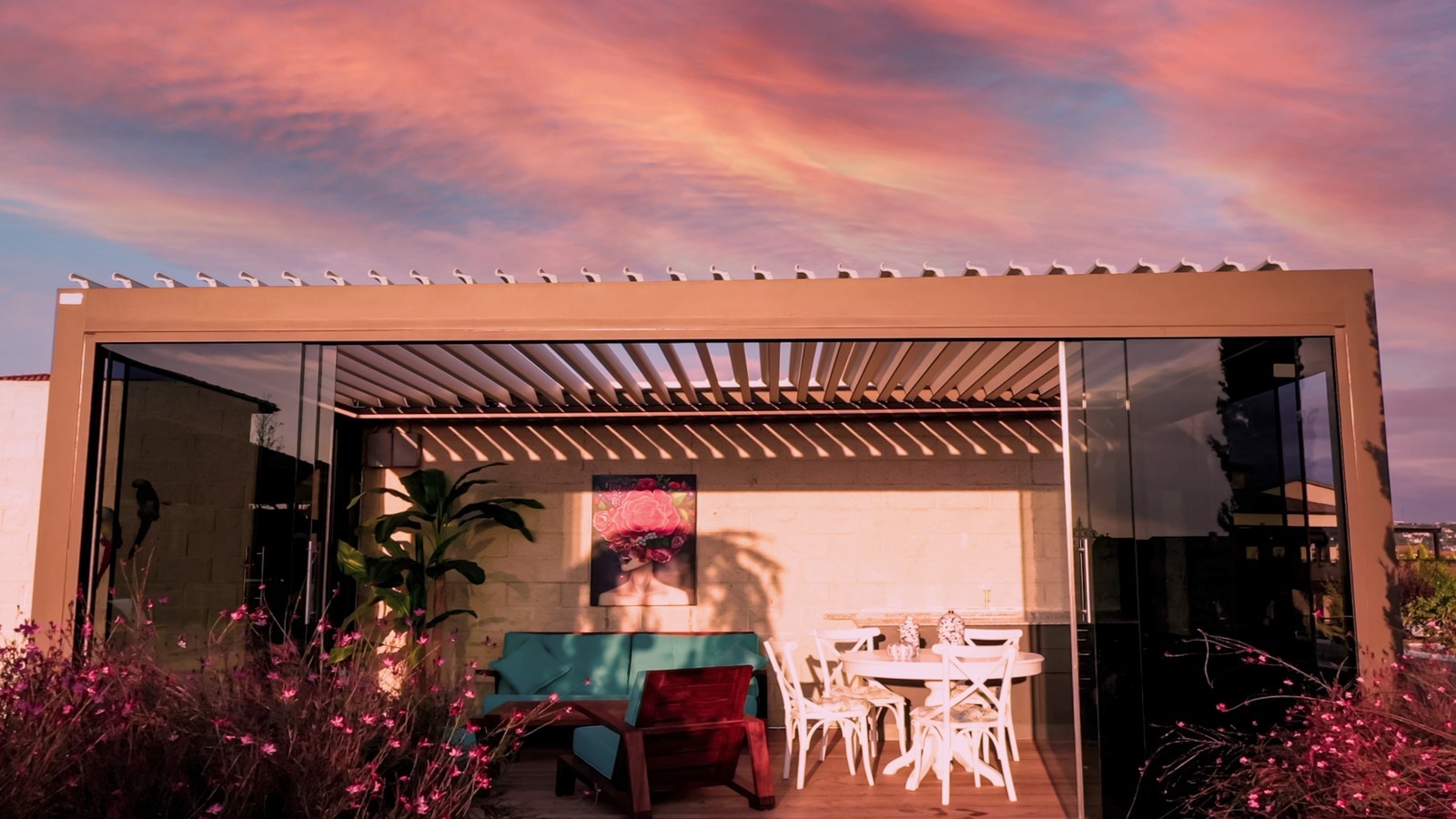Gün batımında havuz başı B CUBE Galaxy villa pergolası