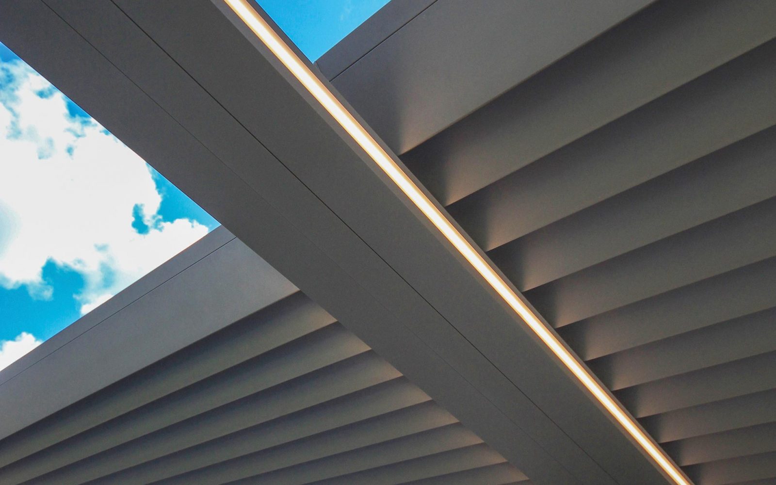 Yakın plan lineer LED ve louver pergola detayı
